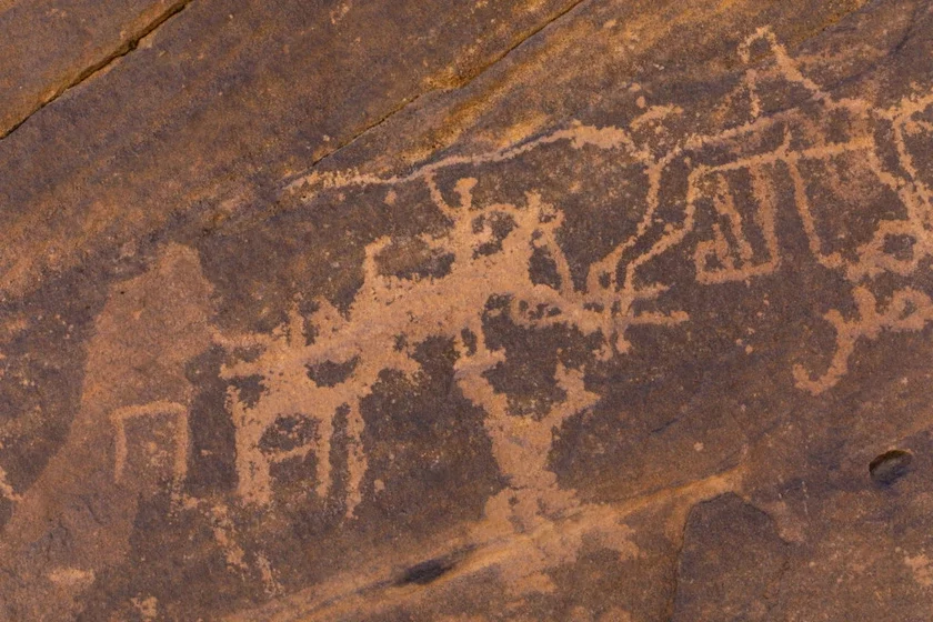 Petroglyphs on a rock depicting hunters, Najran Province, Saudi Arabia Пятрагліфы на скале з выявай паляўнічых, правінцыя Наджран, Саудаўская Аравія Петроглифы на скале с изображением охотников, провинция Наджран, Саудовская Аравия