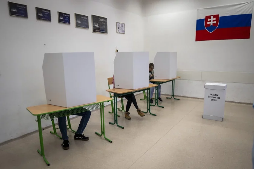 Vybarščyki zapaŭniajuć svaje biuleteni na vybarčym učastku ŭ Bracisłavie Iźbiratieli zapołniajut biulletieni na iźbiratielnom učastkie v Bratisłavie Voters fill their ballots at a polling station in Bratislava