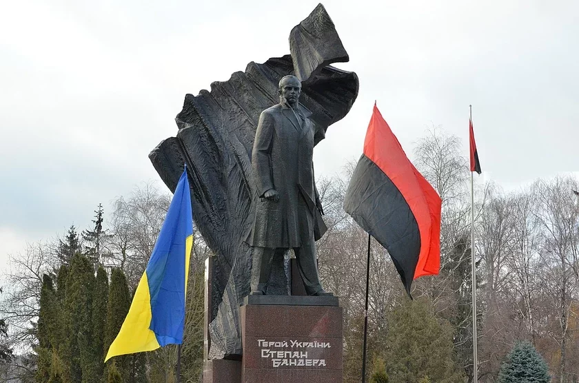 monument to Stepan Bandera in Ternopil Помнік Сцяпану Бандэры ў Цярнопалі Памятник Степану Бандере 