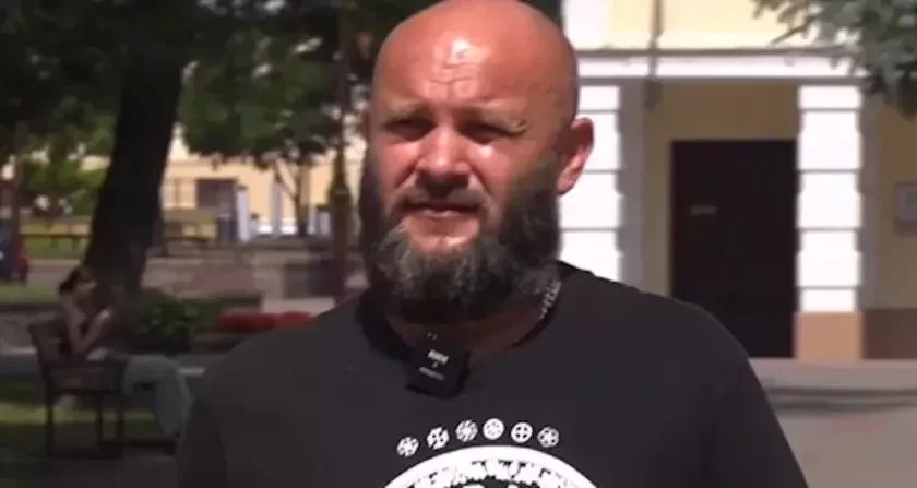 Polski turyst Tomaš Adamski ŭ kašulcy nieafašysckaha ruchu Rodacy Kamraci. Skrynšot Hrodna.life ź videa kanała "Hrodna Plus"