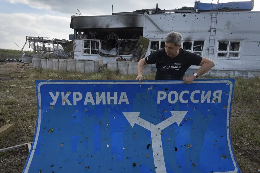  a road sign in Sudzha дарожны знак у Суджы Дорожный знак в Судже