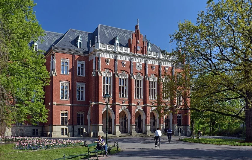 Jagiellonian_University_Collegium_Novum,_1882_designed_by_Feliks_Księżarski,_24_Gołębia_street,_Old_Town,_Krakow,_Poland.jpg