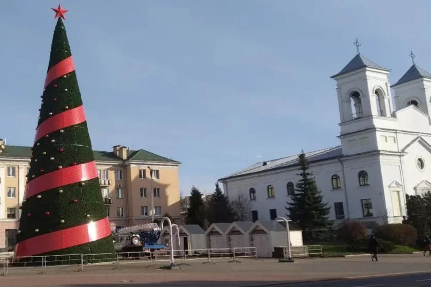 «Vajennuju» zorku zamiest Kaladnaj znoŭ ustalavali na hałoŭnaj jełcy Bresta