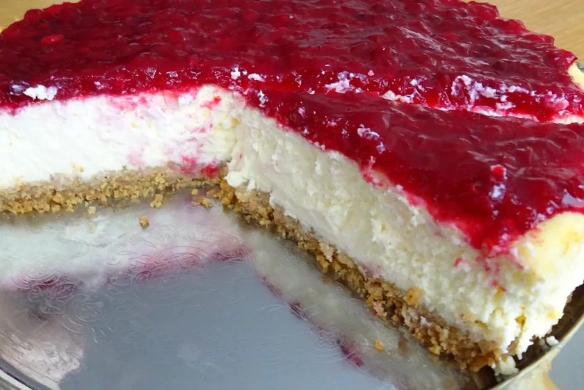 Lingonberry cheesecake