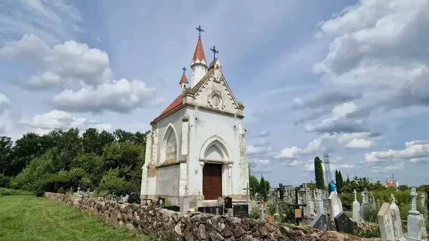 Kaplica-pachavalnia Kačanoŭ u Ivaškaŭcach. Fota: Alaksandr Fiodaraŭ, Jandeks Karty