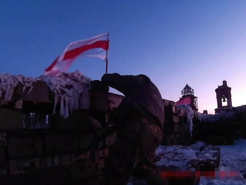 «На позициях, вместе с украинскими прапорами, развевается бело-красно-белый флаг», — говорится в подписи к фото.