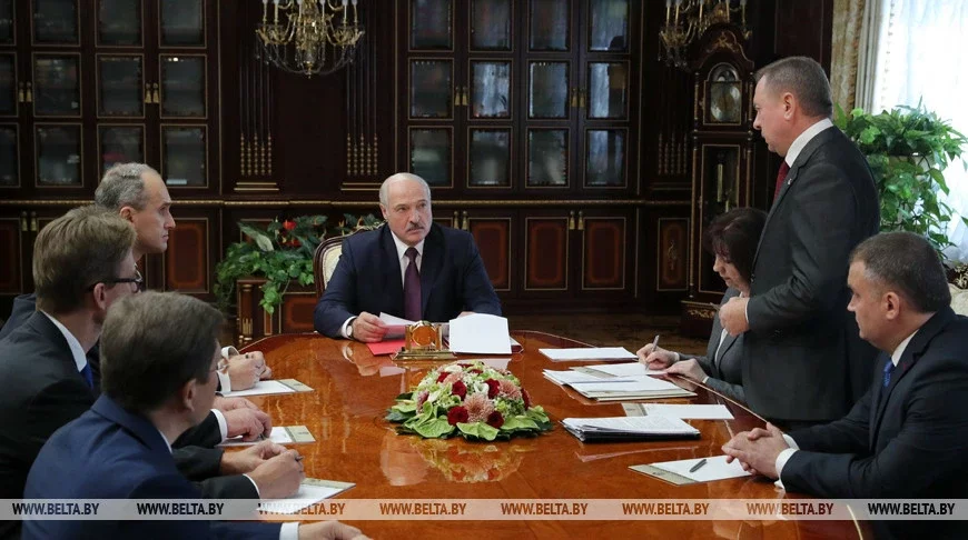 Александр Лукашенко с новыми послами Беларуси в Египте, Израиле, Эквадоре, Турции и Туркменистане. Фото БЕЛТА.
