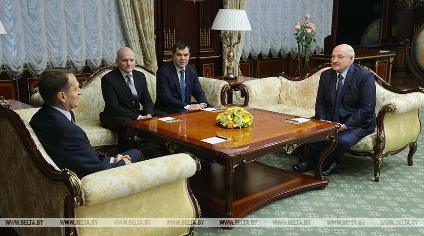 На встрече Александра Лукашенко с Сергеем Нарышкиным присутствовали руководители Совбеза Валерий Вакульчик и Комитета государственной безопасности Иван Тертель. Фото БелТА.