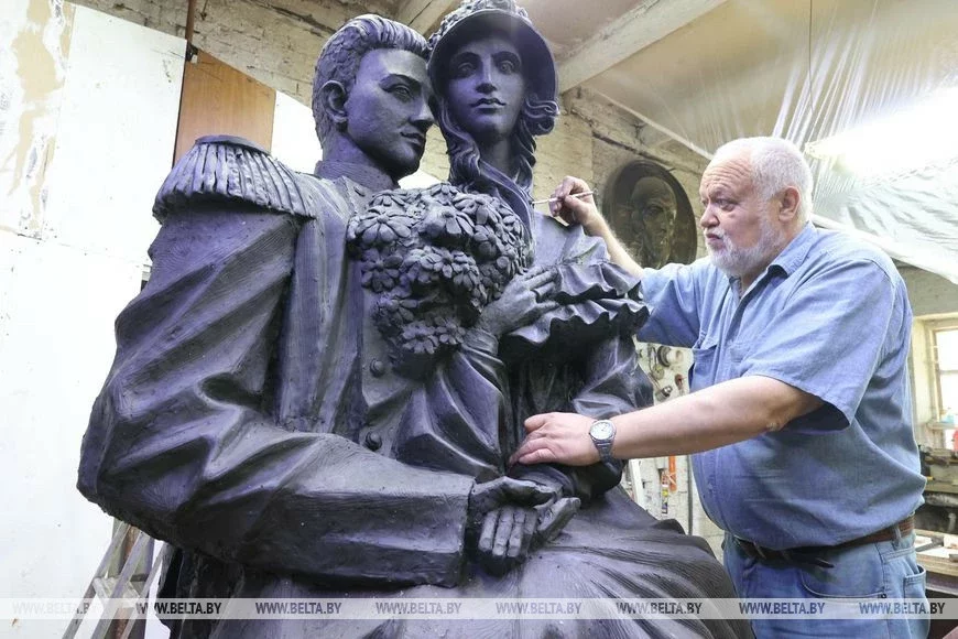 Скульптура и ее автор Иван Казак. Фото: БелТА