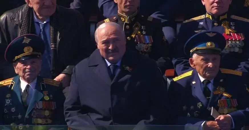 Грустный Лукашенко на параде в Москве. Кадр из видео