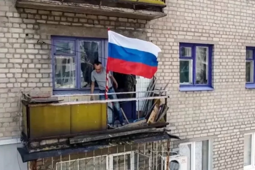 Мінабароны РФ распаўсюдзіла відэа, на якім бачна, як на балконе ў Лісічанску вывешваюць расійскі сцяг
