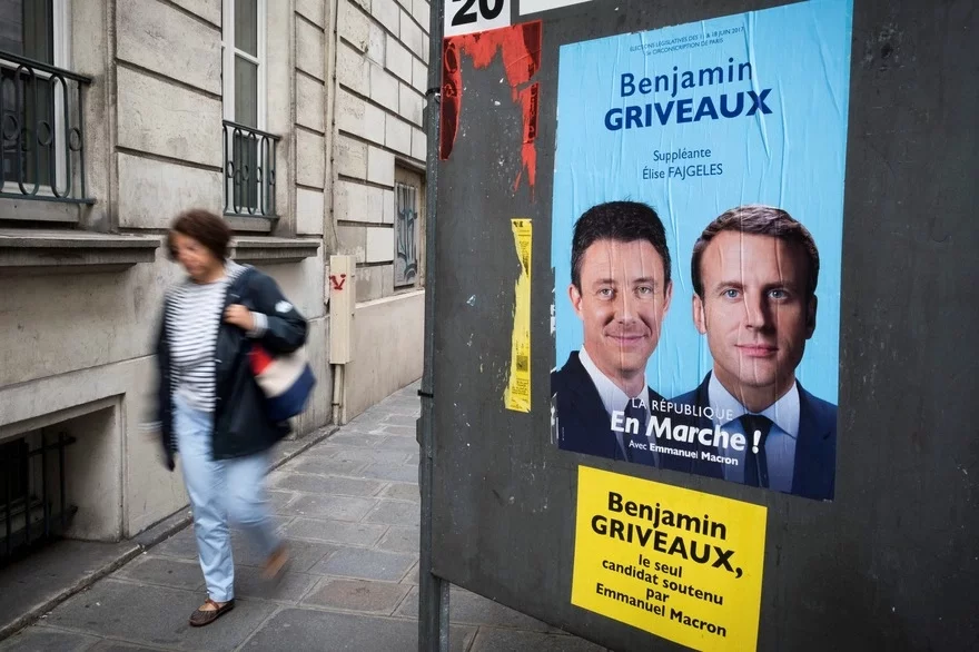 Предвыборный плакат кандидата от партии Макрона. Фото rtl.fr.