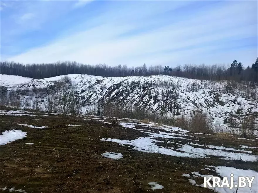 На месцы былога пясчанага карʼера ў Маладзечанскім раёне запланавана будаўніцтва сажалкі-накапляльніка «ападкаў гаспадарча-фекальных сцёкавых вод», якія будуць прывозіць з Мінска. Фота: Kraj.by