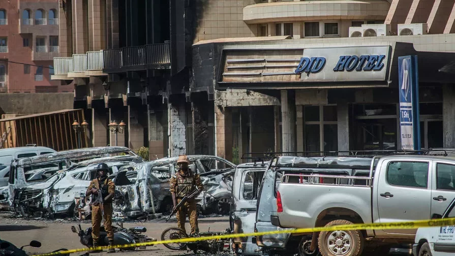 На месте террористической атаки на отель Splendid в столице Буркина-Фасо Уагадугу. Фото Reuters