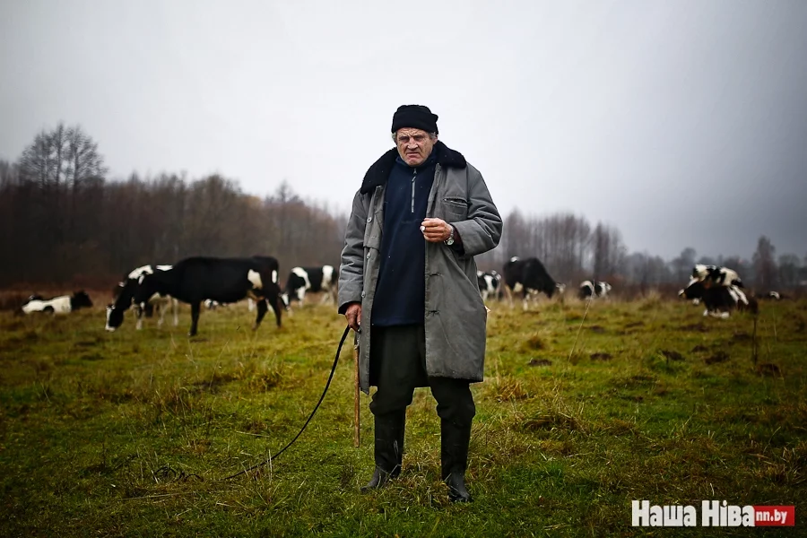 Колас і Купала з такіх пастухоў, відаць, і пісалі сваіх Мужыкоў. Я не пытаюся яго імя. Ён павінен заставацца як купалаўскі «Дурны мужык»… Не ананімны, але безыменны.