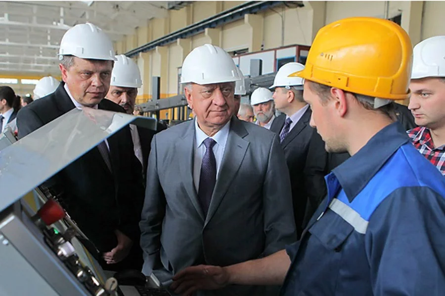 30 июня премьер-министр Михаил Мясникович посетил ОАО «Борисовжилстрой», где принял участие в церемонии запуска новой формовочной линии. Фото БелТА.