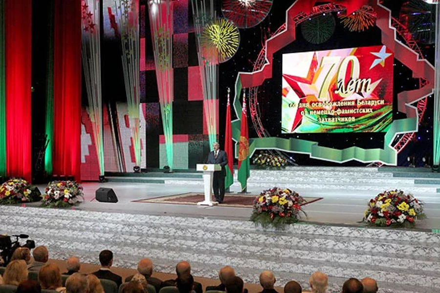 Аляксандр Лукашэнка выступіў на ўрачыстым сходзе, прысвечаным 70-й гадавіне вызвалення краіны ад нямецка-фашысцкіх захопнікаў. Фота БелТА.