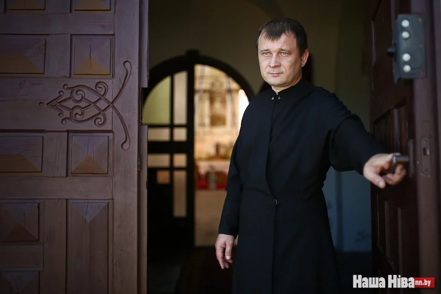 Отец Сергей Суринович у дверей костела в Друе.
