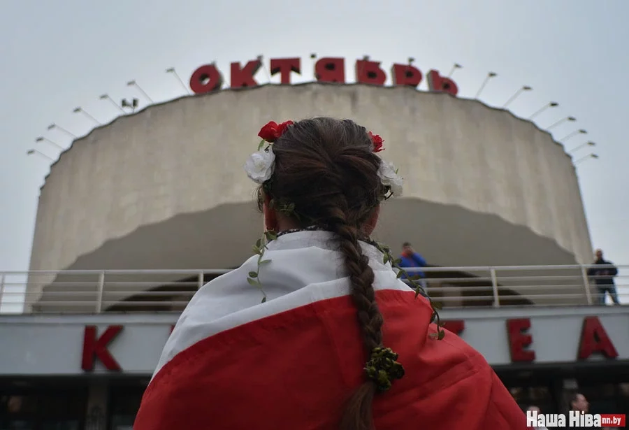 Диана. Флаг приобрела в офисе БНФ два года назад, венок — в Киеве в этом году.