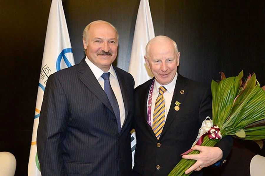 Александр Лукашенко наградил президента Европейских олимпийских комитетов Патрика Хикки медалью Франциска Скорины за личный вклад в развитие белорусского олимпийского движения, массового спорта и спорта высших достижений. Фото БелТА.