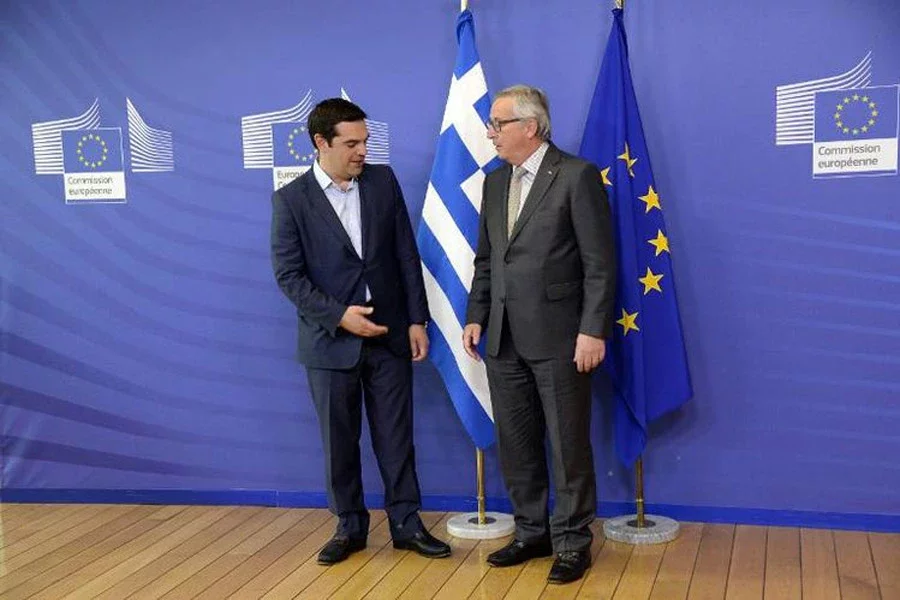 Премьер-министр Греции Алексис Ципрас и глава Европейской комиссии Жан-Клод Юнкер в Брюсселе, 3 июня 2015 г. Фото AFP