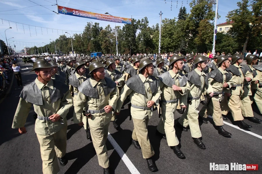 Пажарныя ў гістарычным абмундзіраванні.