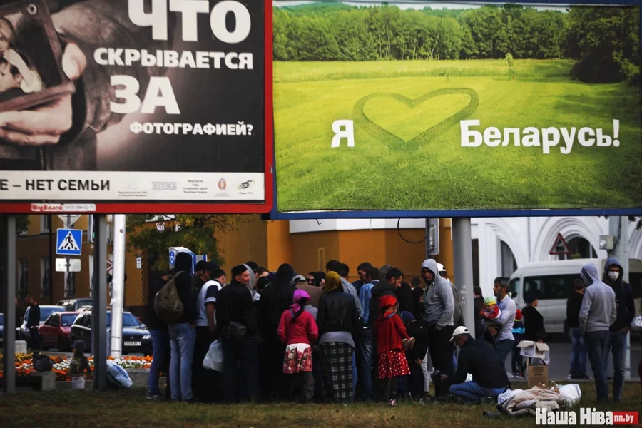 Российские граждане на железнодорожном вокзале в Бресте. Они приехали из Чечни в Беларусь в сентябре 2016 года и пытались попасть в ЕС в качестве беженцев. Фото Ирины Ареховской.
