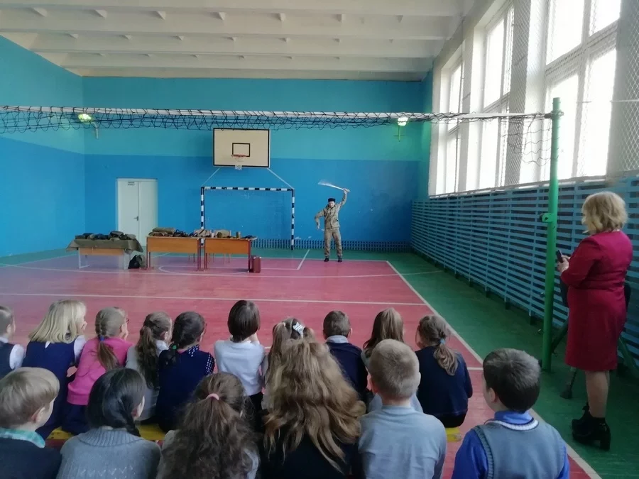 Выступление в одной из школ Дрогичинского района, фото kazak.by