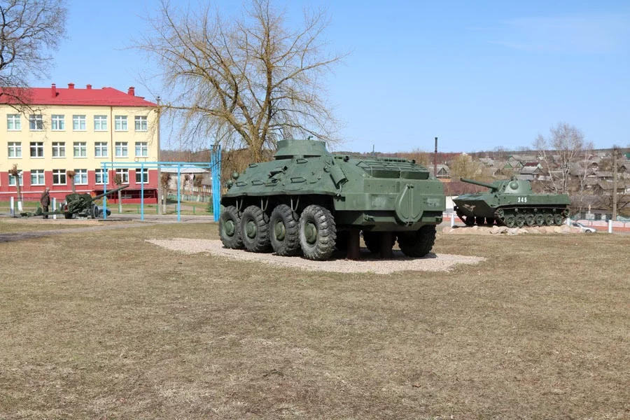 Парк вайсковай тэхнікі на тэрыторыі плешчаніцкага стадыёна «Юнацтва». Вясна 2022 года. Самалёт яшчэ толькі плануецца прывезці з Бярозы на Брэстчыне. Фота: logoysk.by