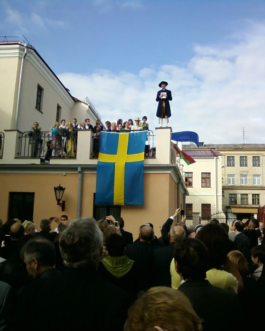 Посол Эрикссон бесстрашно вскочил на парапет.
