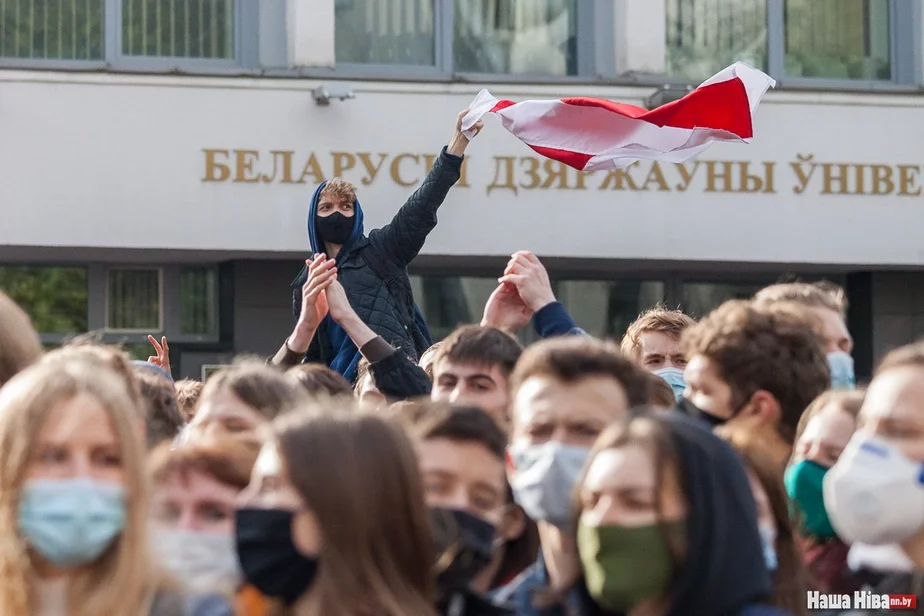 За час кіравання Аляксандра Лукашэнкі ў ВНУ Беларусі былі ліквідаваныя беларускамоўныя патокі, а самі ўніверсітэты трапілі пад жорсткі палітычны і ідэалагічны кантроль. На фота: забастоўка студэнтаў у Мінску, 2020 год.