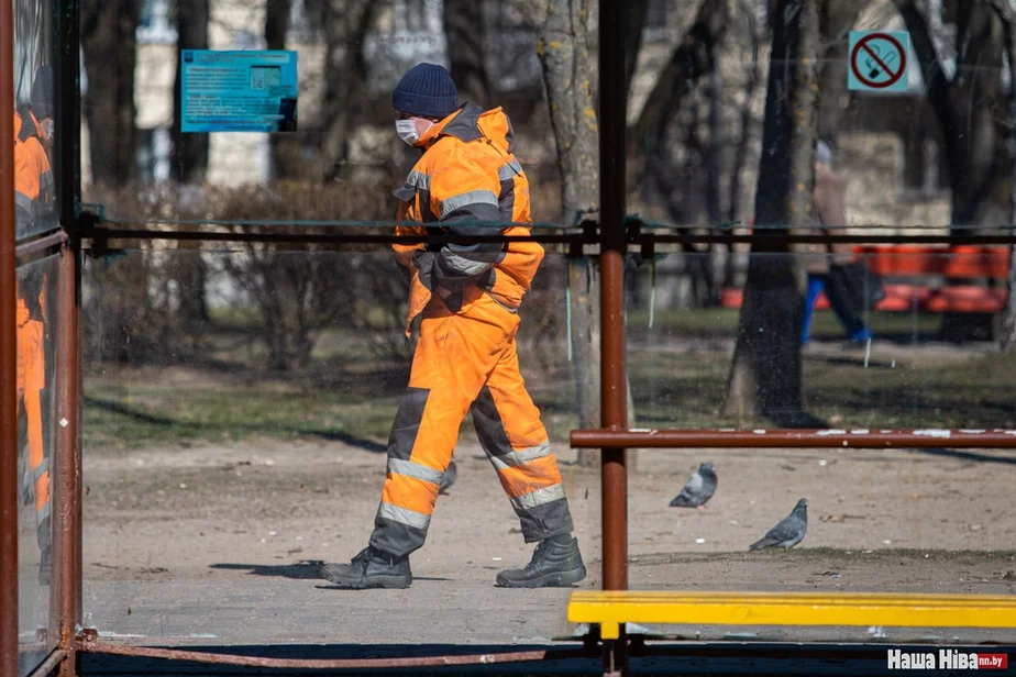 Сотрудник ЖКХ в Минске носит на работе маску. Фото Надежды Бужан