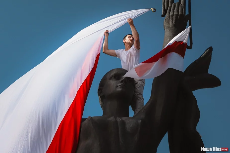 Demanstrant na Stele Horada-hieroja Minska. Fota Nadziei Bužan.