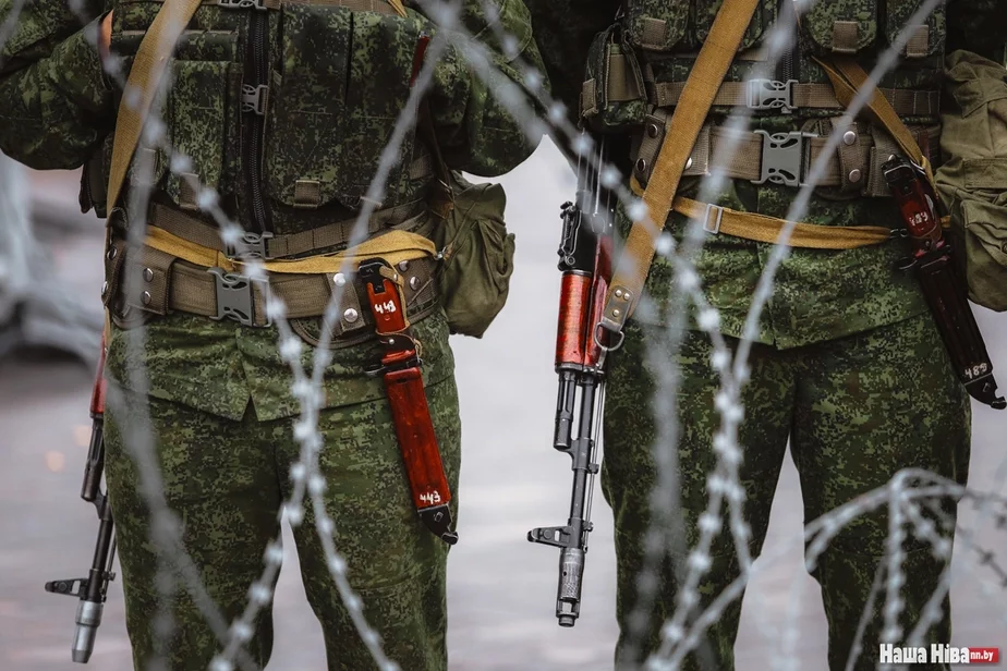 Белорусские военные за колючей проволокой. Фото: «Наша Ніва»