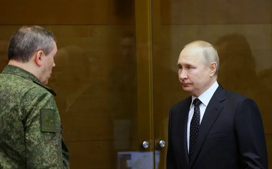 Генерал Валерий Герасимов и Владимир Путин. Gavriil Grigorov, Sputnik, Kremlin Pool Photo via AP. Архивное фото