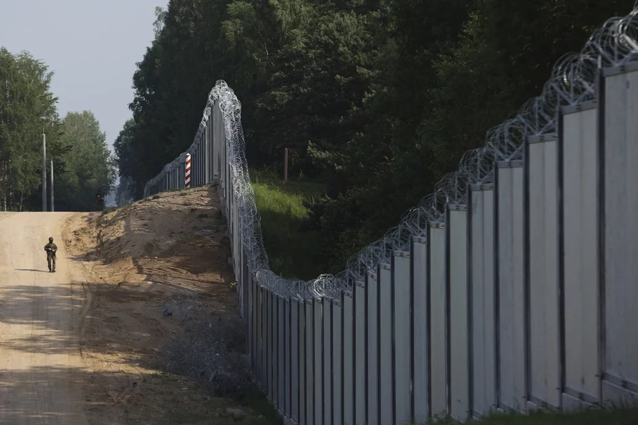 Стена на границе Польши с Беларусью. Фото: AP Photo / Michal Dyjuk