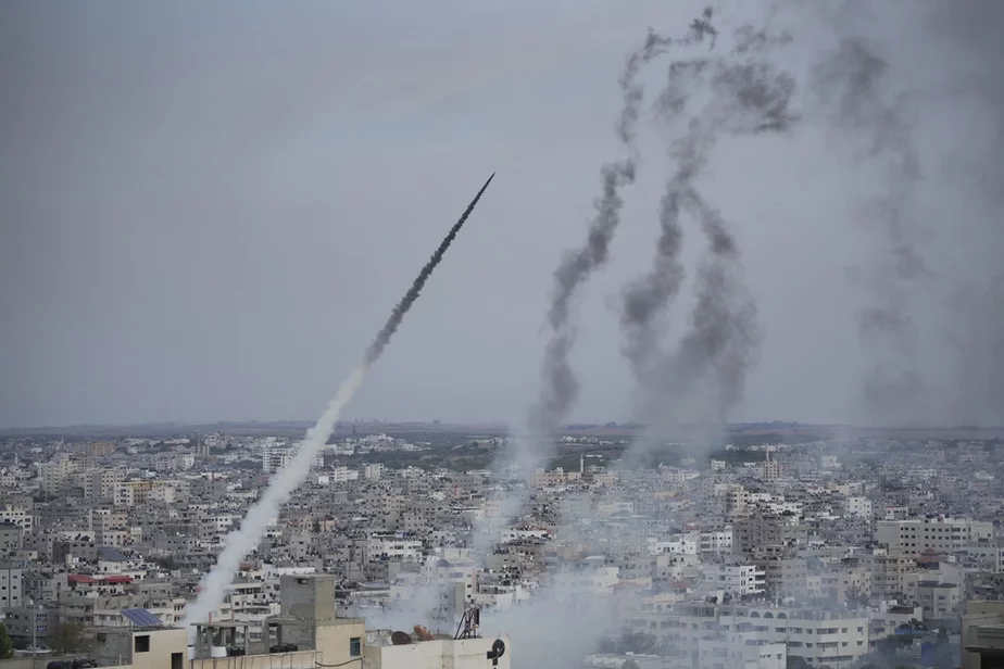 Палесцінскі баевікі запускаюць з Газы ракеты ў бок Ізраіля. Фота: Hatem Moussa / AP Photo