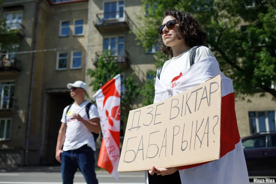 Женщина с плакатом «Где Виктор Бабарико?». Вильнюс, 2023 год. Фото: Наша Нива