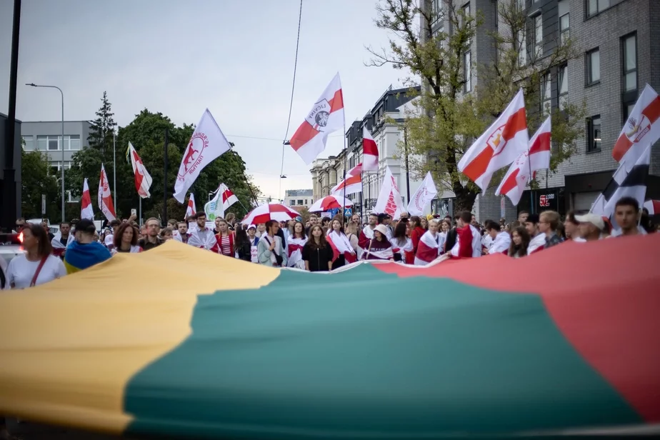 Литовский флаг на демонстрации белорусов-эмигрантов в Вильнюсе. Фото Офиса Светланы Тихановской