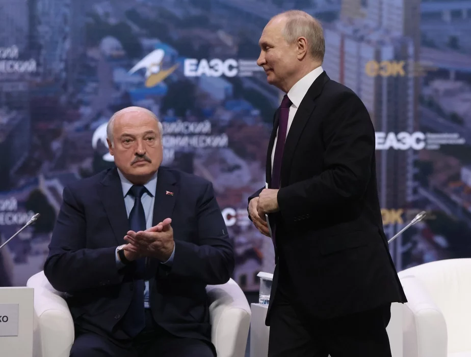 Александр Лукашенко (сидит) и Владимир Путин. Июнь 2023 года. Фото Contributor / Getty Images