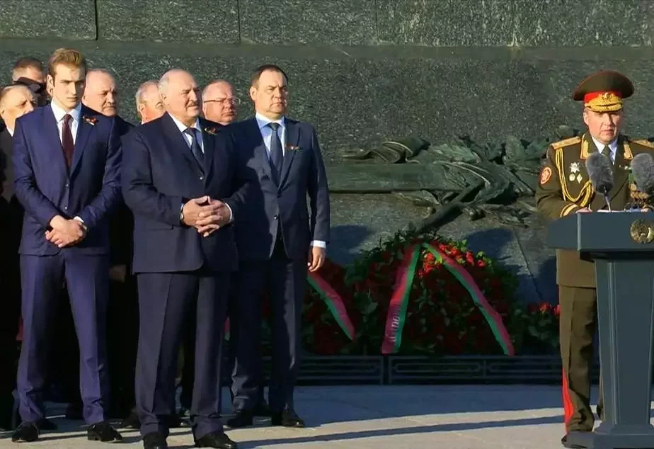 Łukašenka 9 maja ŭ Minsku. Zamiest jaho vystupaje ministr abarony Viktar Chrenin. Skryn videa