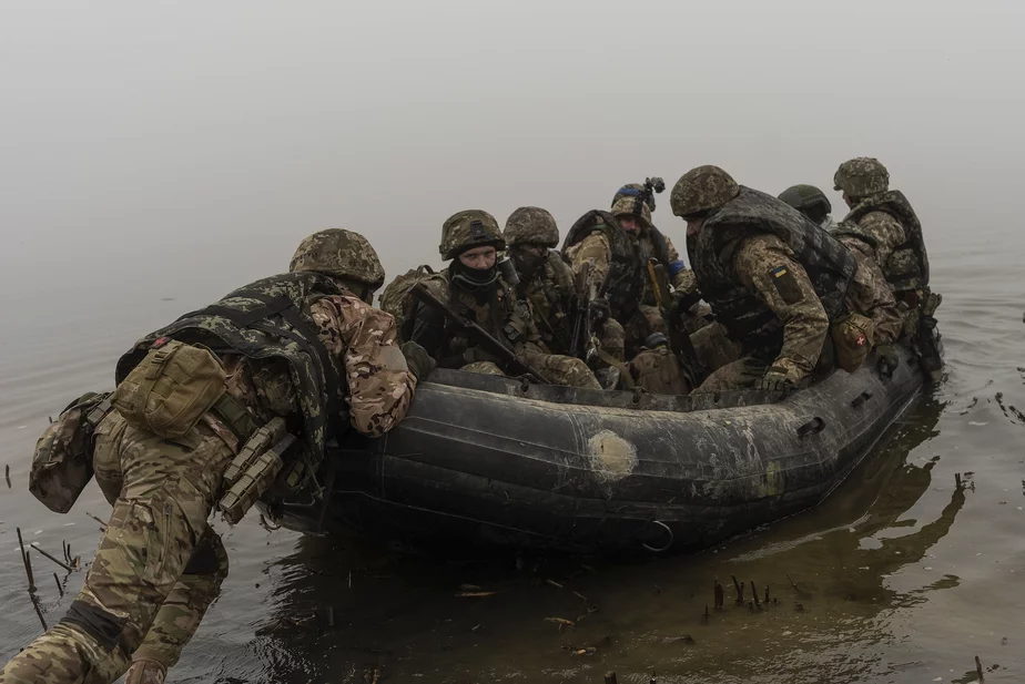 Группа украинских военных отправляется на левый берег Днепра под Херсоном. Фото: AP Photo / Alex Babenko