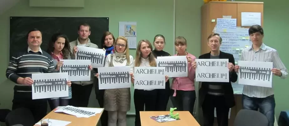 Журналісты «Брестского курьера» і «Брестской газеты» сфатаграфаваліся з плакатамі ў абарону «Arche».