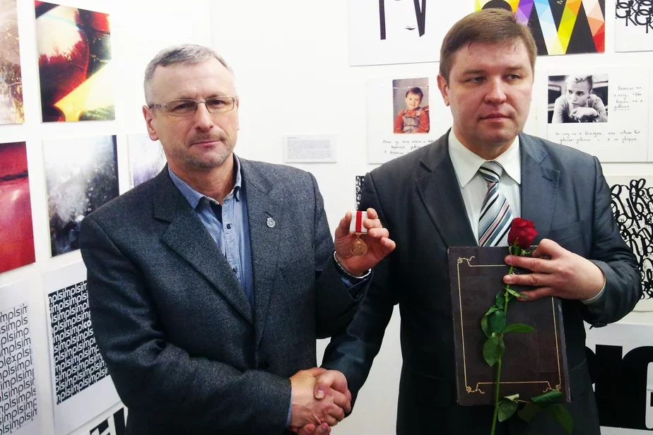 Алесь Краўцэвіч і Уладзімір Ляхоўскі (справа) з медалямі прэміі Багушэвіча.