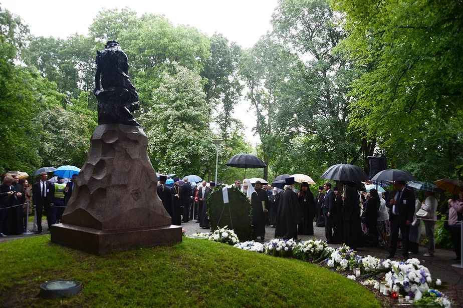 Патриарх Кирилл возлагает венок к памятнику Линде.