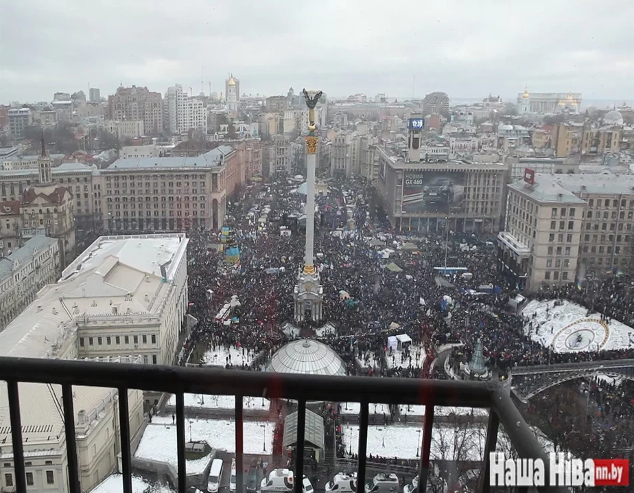 Майдан, 8 снежня. Людзі збіраюцца на чарговае веча.