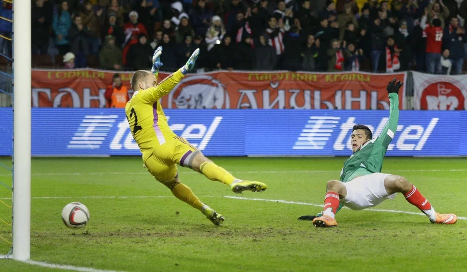 Рауль Хименес забивает первый гол в ворота белорусов. Фото Сергея Зинина.