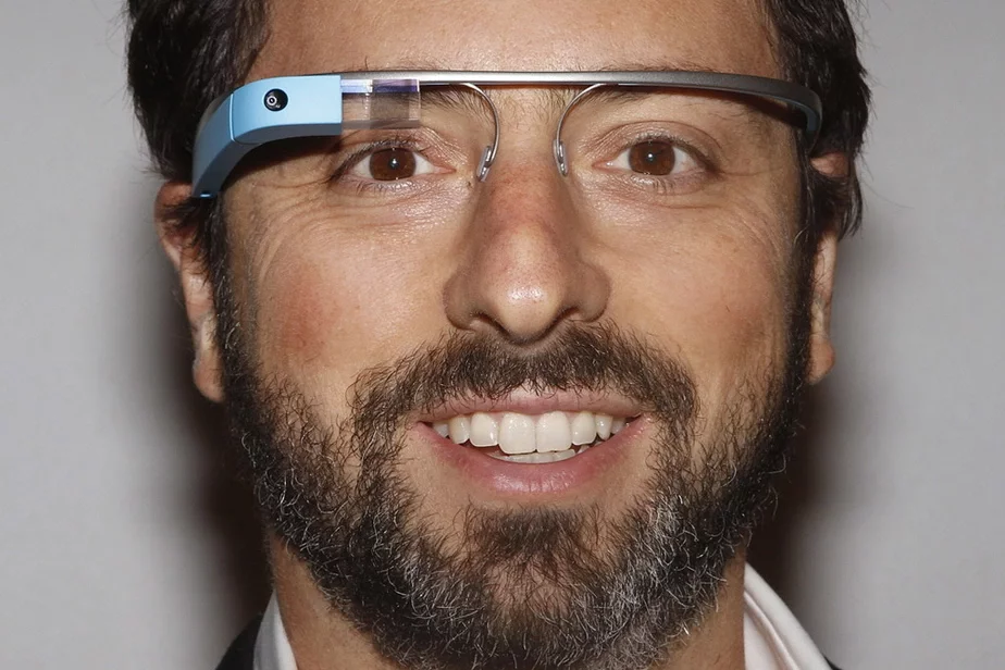 Сооснователь Google и руководитель лаборатории Google X Сергей Брин в очках Google Glass. Фото: igitaltrends.com