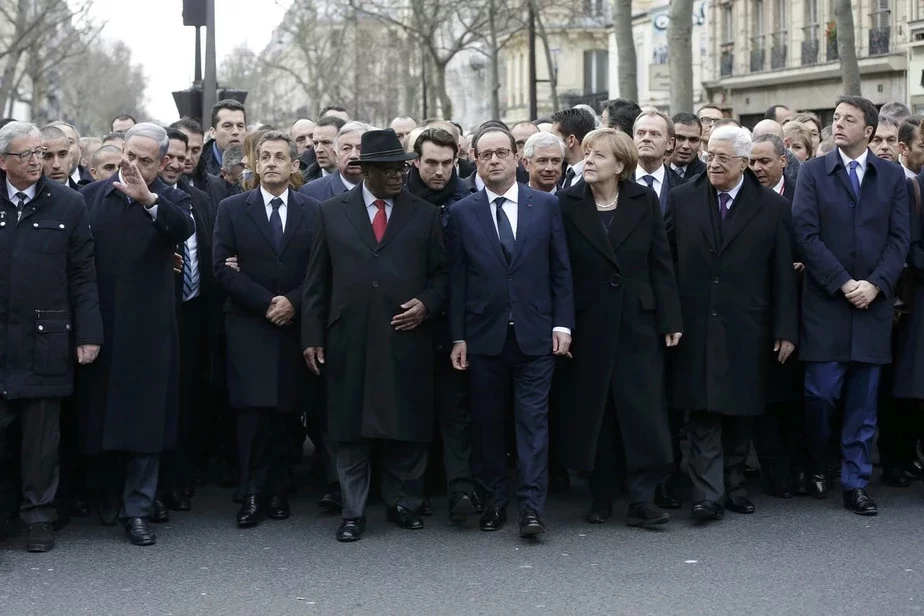 U pieršym šerahu sprava naleva iduć: premjer Italii Matea Rency, kiraŭnik Paleściny Machmud Abas, kanclerka Niamieččyny Anhieła Mierkiel, prezident Francyi Fransua Aland, prezident Mali Ibrahim Bubakar Kiejta, były prezident Francyi Nikala Sarkazi, premjer Izraila Beńjamin Nietańjachu. Fota Rojterz.