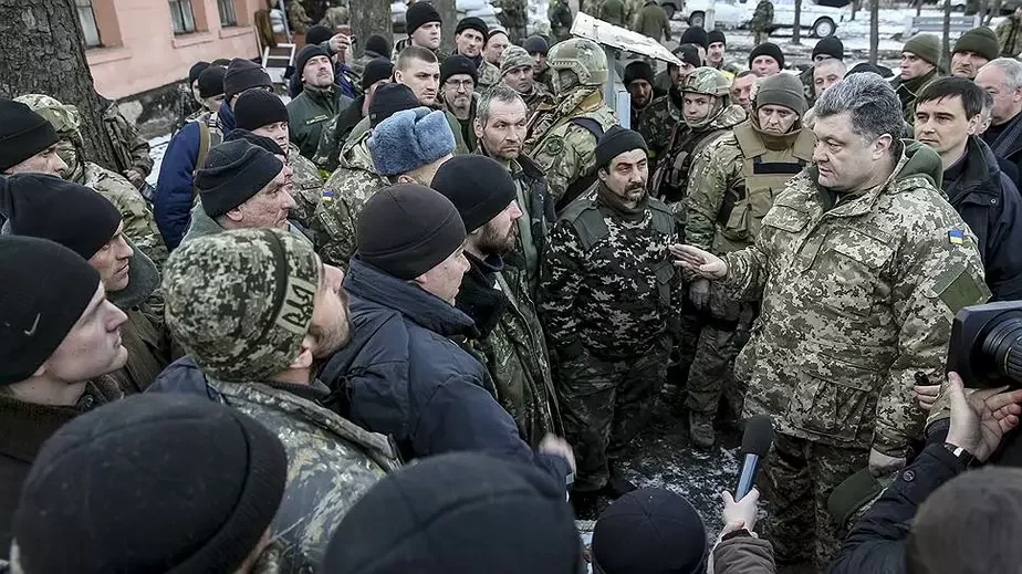 Пятро Парашэнка сустракаецца з байцамі, якія вырваліся з Дэбальцава. Арцёмаўск, 18 лютага. Фота Коммерсант — Міхаіл Палінчак — Pool.